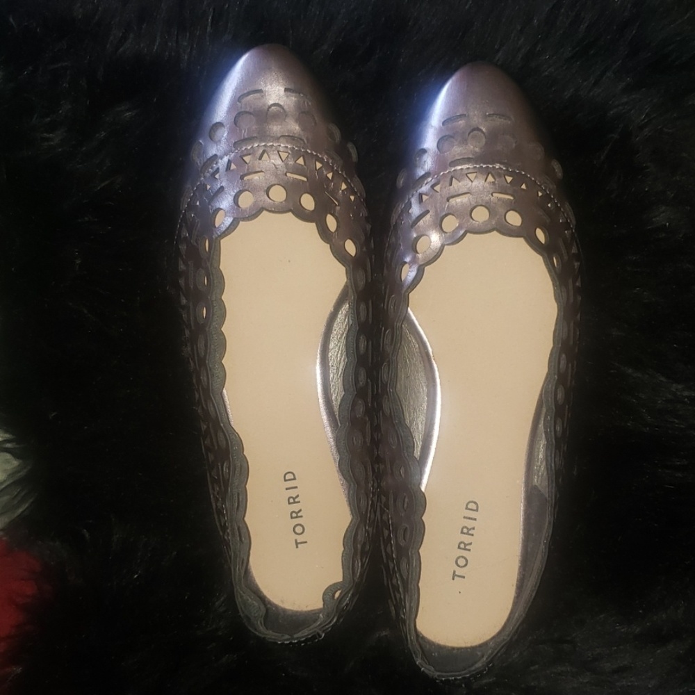 Torrid shimmery pewter flats w/ rose hues